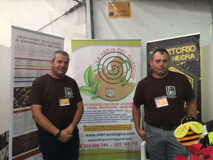 Archivo. Los apicultores Valido Martel en un puesto de La Abeja del Guanche en una feria grancanaria (Foto TA)