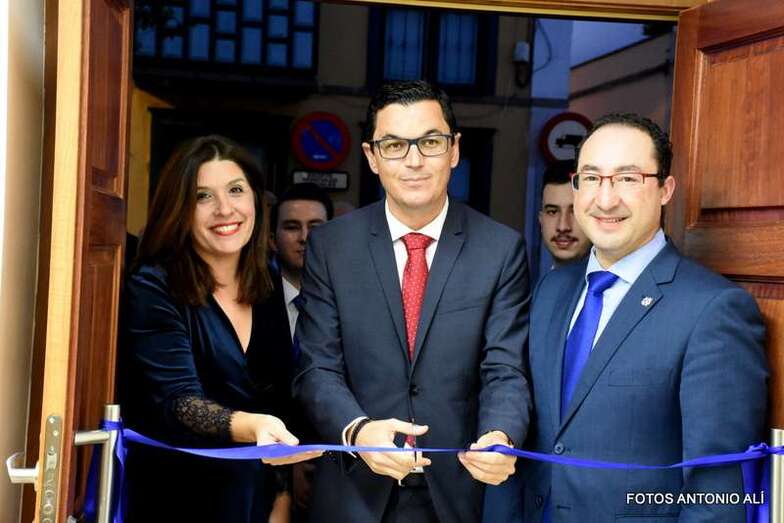 Momento del corte de la cinta inaugural (Foto Antonio Alí)
