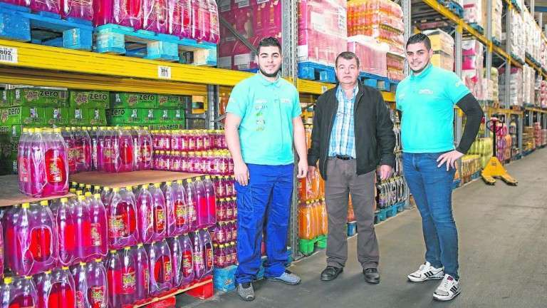 osé Dávila flanqueado por sus hijos Carmelo y Ayose, fieles compañeros de fatigas para gestionar las 5 empresas del grupo (Foto C7)