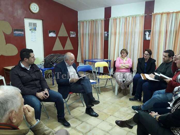 El consejero Francisco Trujillo se reunió anoche con representantes vecinales de la costa de Telde (Foto TA)