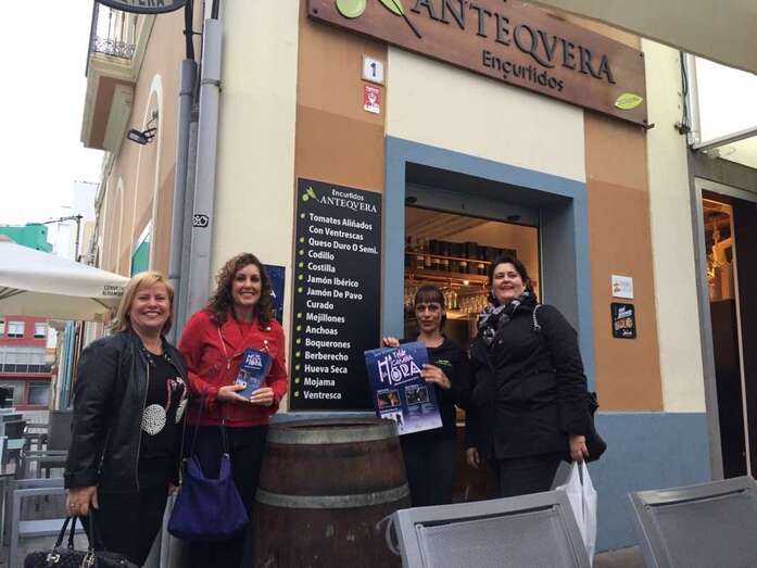 Mónica Muñoz (i) y Celeste López (d), junto a la plantilla de Encurtidos Anteqvera (Foto TA)