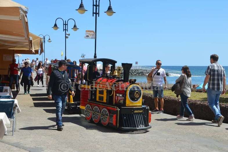 Un tren para niños recorrió la avenida marítima (Foto TA)