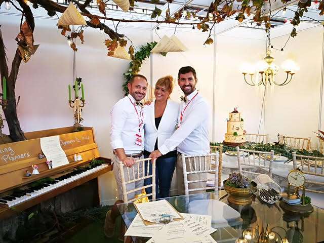 Iván Blanch Peñate (d) y Juan Marcos Pérez Ramírez (i) con la madre de este último (Foto TA)