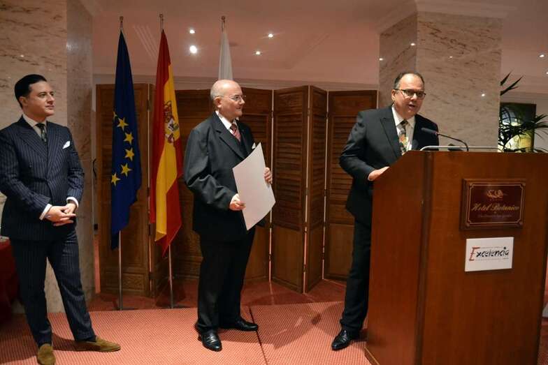 Momento de la entrega de la Estrella de Oro a Yanioma (Foto TA)