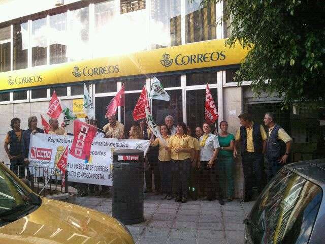 Archivo. Imagen de una protesta de los trabajadores de Correos en Telde (Foto TA)