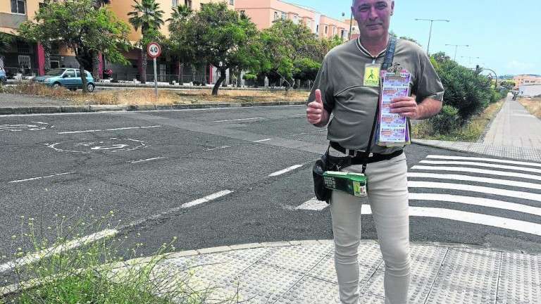 Adolfo Álamo estaba ayer de día libre, pero se pertrechó con sus cupones para la foto. Cuando trabaja se mueve en moto (Foto C7)