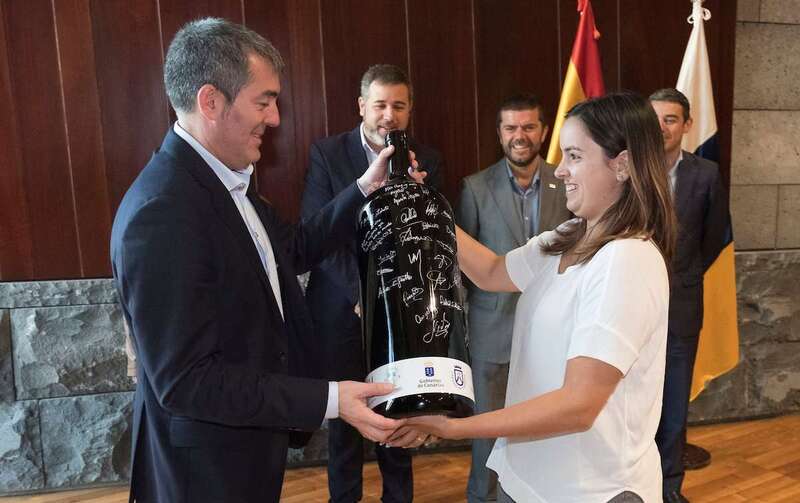 Momento en que Cinthia Florido entrega el memorándum del encuentro al presidente del Gobierno canario, Fernando Clavijo (Foto TA)