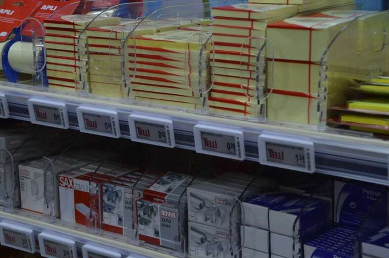 Etiquetas electrónicas en las estanterías de Papelería Telli (Foto TA)