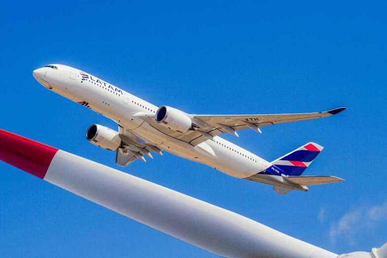 El nuevo A350 de LATAM, minutos después de partir de Gando (Foto Antonio Rodríguez)