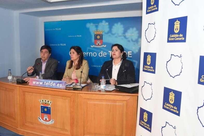 El consejero Gilberto Díaz (i), la alcaldesa Carmen Hernández (c) y la concejala Celeste López (d) durante la presentación del Plan Estratégico (Foto TA)