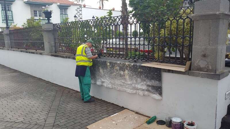 Trabajos de pintado de la verja de la plaza de San Juan realizados por personal contratado por el plan de empleo del Fdcan (Foto TA)