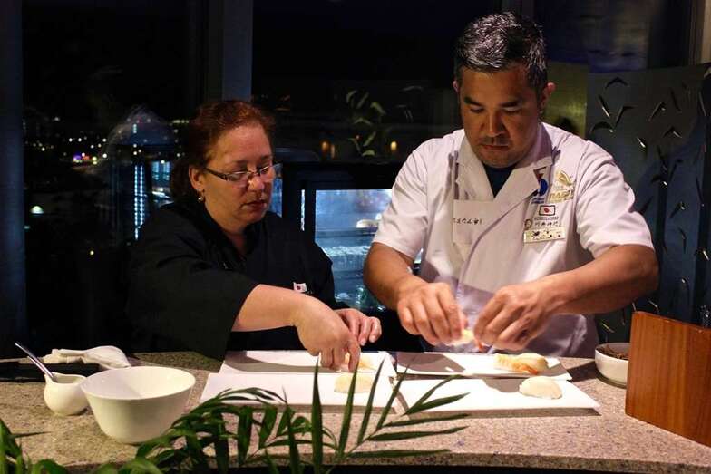 Carmen Rodríguez con un maestro cocinero japonés (Foto TA)