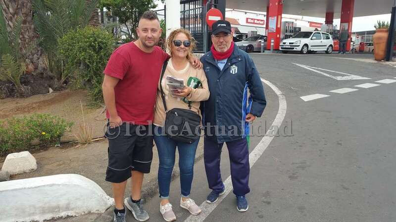 Paula Begoña Llarena, con su hijo Kevin y el entrenador Pacuco Rosales, cliente habitual (Foto TA)