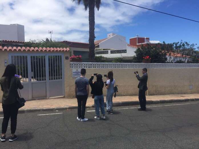 Los visitantes universitarios, junto a la casa en la que Sanmao residió en Playa del Hombre (Foto TA)