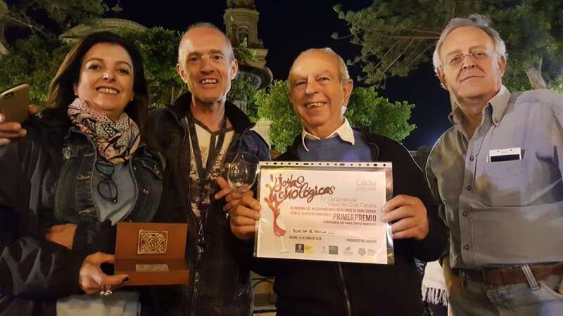 Fernando Ojeda, titular de la bodega, muestra el premio (Foto TA)