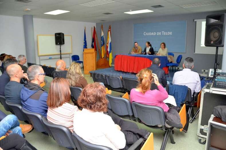 Imagen de la reunión del Gobierno de Telde con los puesteros para informales del  proyecto (Foto TA)