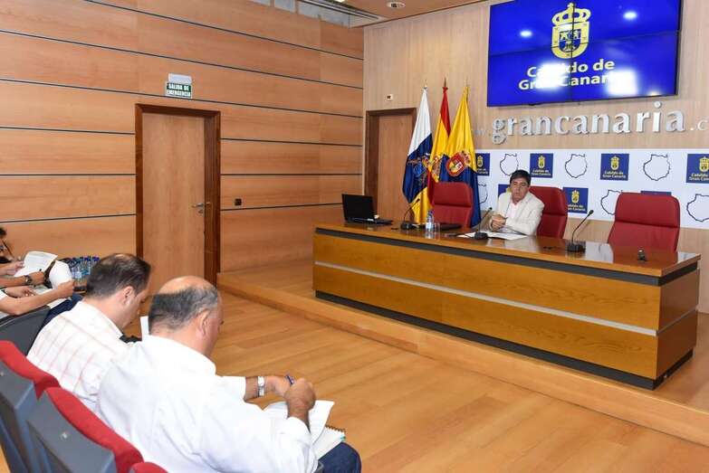 El consejero Gilberto Díaz mantuvo este miércoles un encuentro con un encuentro con los responsables municipales de Empleo y Desarrollo Local (Foto TA).