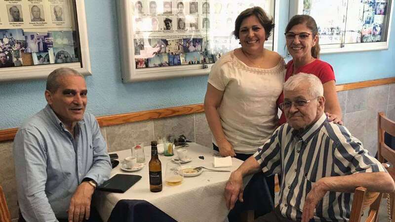 Pedro Cruz (primero por la derecha) con su hija Luci Cruz (con gafas) y unos amigos, en el restaurante (Foto TA)