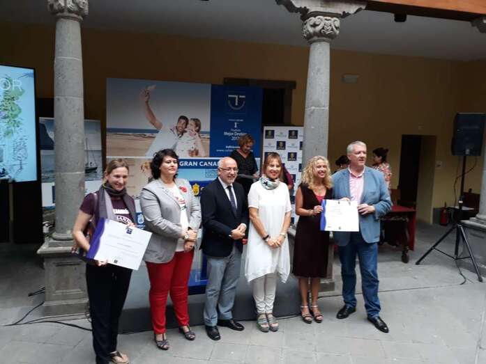 Los premiados muestran los distintivos logrados (Foto TA)