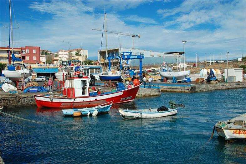 Barcos de pesca artesanal en el muelle teldense de Taliarte (Foto TA)