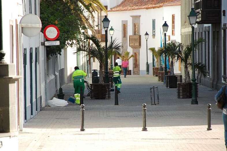 Operarios de FCC en la calle peatonal de San Juan (Foto TA)