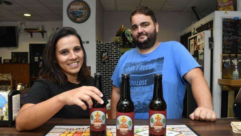 Miriam Santana Verona y su compañero de trabajo Rayco Vega Falcón, en la barra de la cervecería La Manada, ubicada en el barrio de San Gregorio (Foto TA)