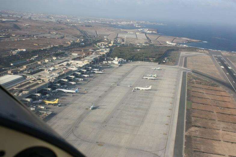Vista aérea del aeropuerto grancanario (Foto TA)