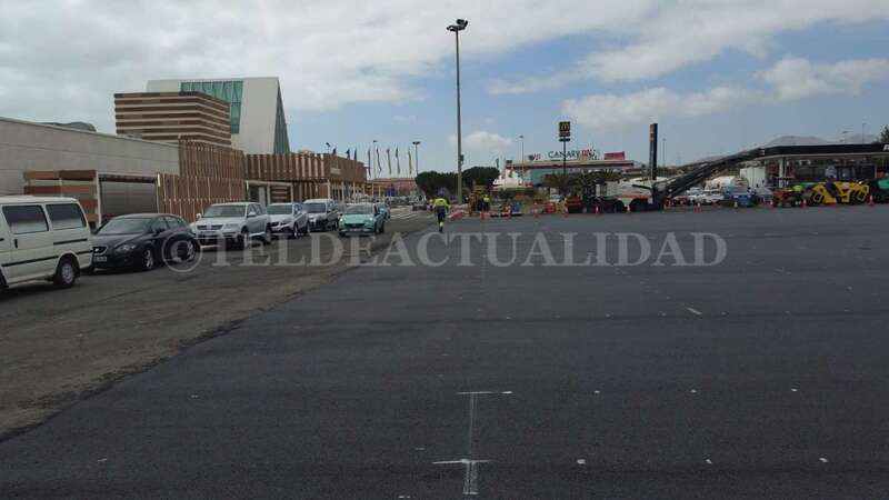 Imagen de los trabajos de asfaltado en el Parque Comercial de La Mareta (Foto TA)
