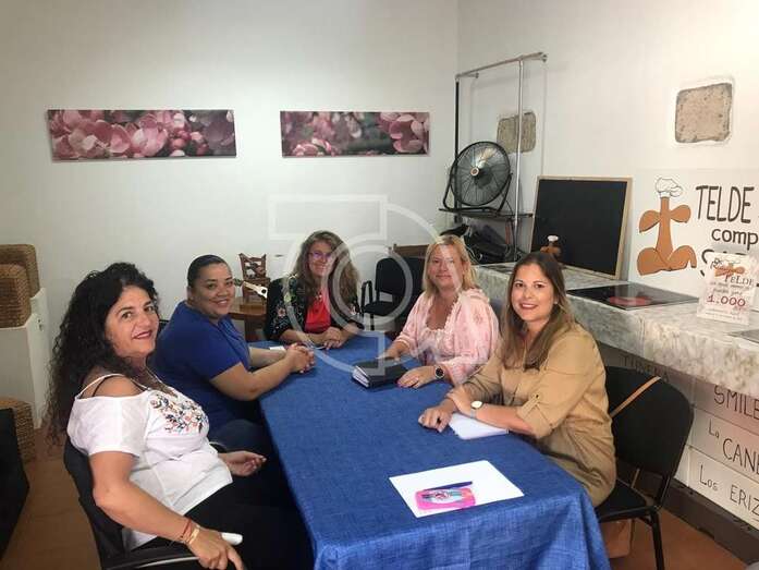 La directora general se reunió con la directiva del colectivo de comerciantes de la zona (Foto TA)