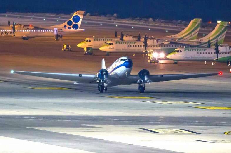 El DC-3, durante su rodadura poco antes de despegar de Gando (Foto Antonio Rodríguez y Francisco Medina)