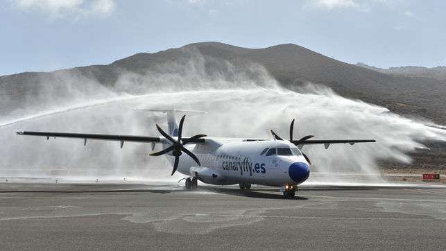 Imagen de archivo de la bienvenida con agua de los bomberos de AENA al primer vuelo de CanaryfFly que llega a El Hierro (Foto TA)