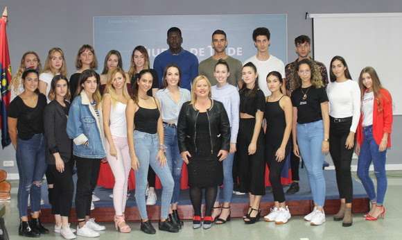 Los modelos de la San Gregorio BotanicalÂ Fashion Show, junto a Mónica Muñoz (Foto TA)