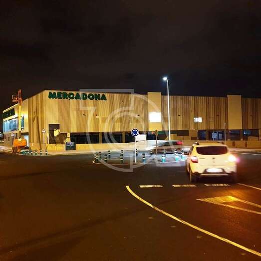 Imagen nocturna de la rotonda. Al fondo el nuevo supermercado de Mercadona que abrió este lunes sus puertas al público (Foto TA)