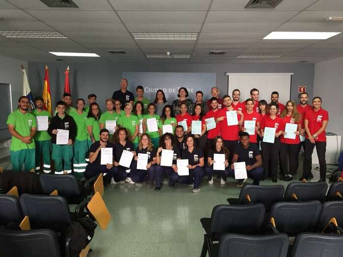 Foto de familia con los alumnos y docentes de los tres PFAEs (Foto TA)