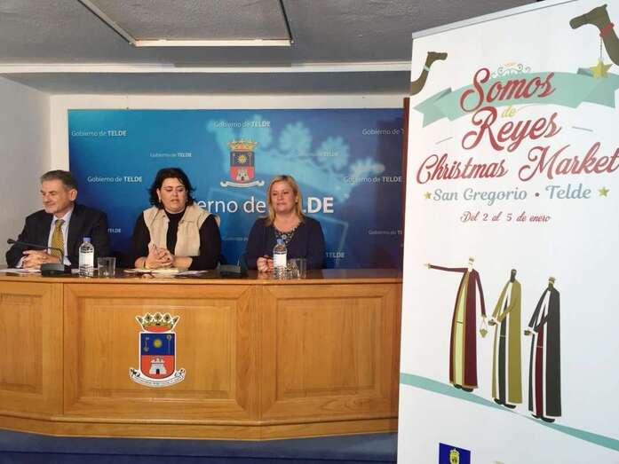 El consejero Pedro Justo, la concejal Celeste López y la comerciante Mónica Muñoz (Foto TA)