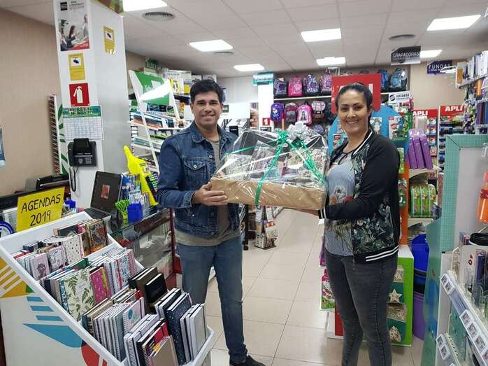 Uno de los afortunados con una de las cestas sorteadas (Foto TA)