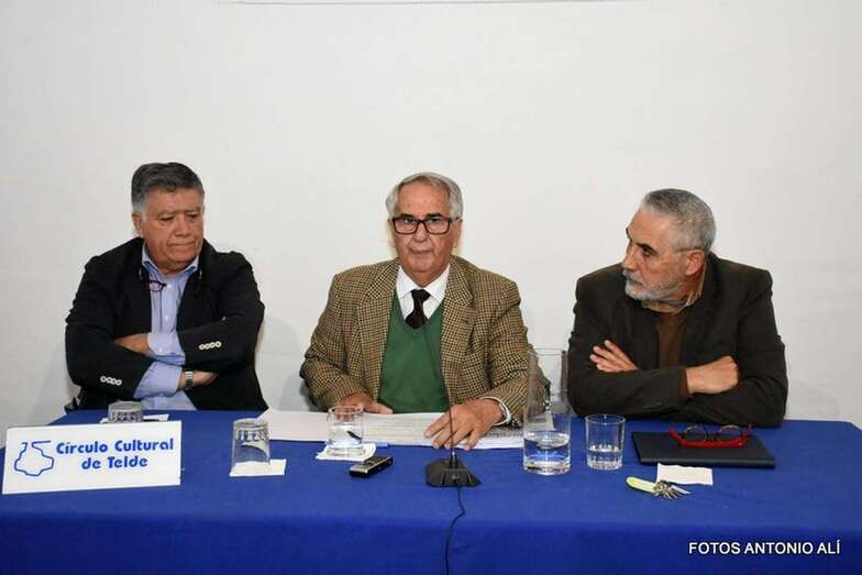 Sánchez Grisaleña (c), este martes en el Círculo Cultural junto a Máximo Riol (i) y Antonio Alemán (d) (Foto Antonio Alí)