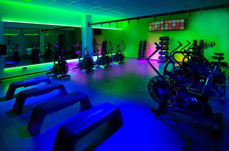 Imagen de la clase de Burn con las distintas postas en las que entrenarán los usuarios y los paneles donde se recogen sus pulsaciones y su nivel de esfuerzo (Foto TA)