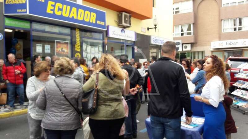 La clientela de Viajes Ecuador en el acto de este sábado. Yanira López, en el margen derecho de la foto (Foto TA)