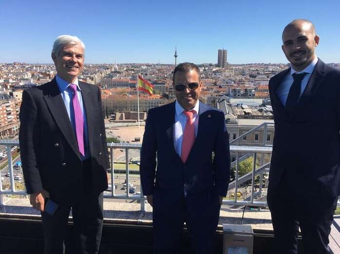 Eduardo Melián, gerente de la delegación de Seguros Catalana Occidente, en el centro de la imagen (Foto TA)