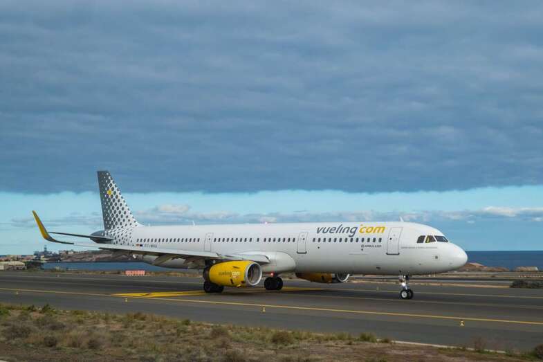 Imagen de archivo de una aeronave de Vueling en Gando (Foto Antonio Rico)