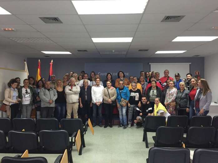 La alcaldesa Carmen Hernández y la concejala Celeste López dieron este miércoles la bienvenida a los nuevos trabajadores (Foto TA)