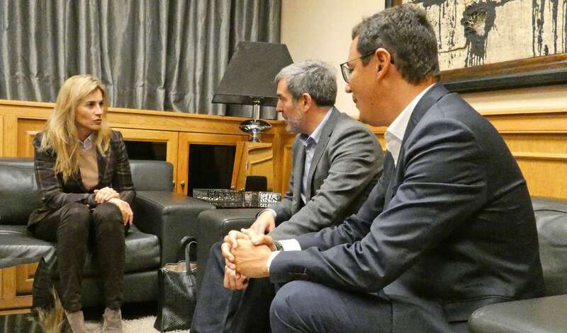 Momento del encuentro de Clavijo con la presidenta de la AECP, Delia Gutiérrez (Foto Acfi Press)