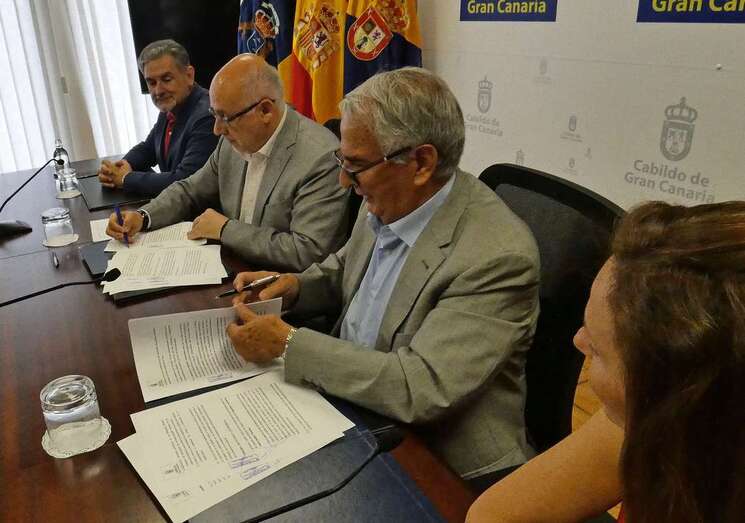 Momento de la firma del convenio (Foto TA)