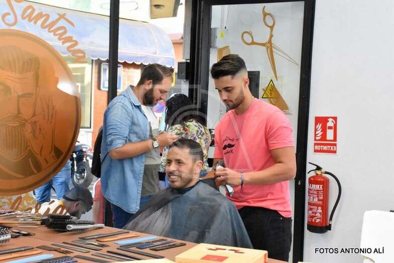 Raúl Santana le corta el pelo al alcalde de al ciudad (Foto Antonio Alí)