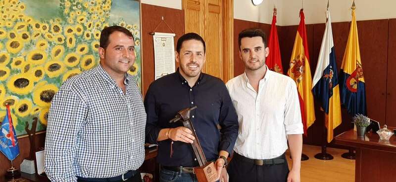 José Zurita (d), junto al alcalde Héctor Suárez (c) (Foto TA)