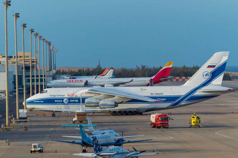 El avión ruso, ayer por la tarde en Gando (Foto Antonio Rico)