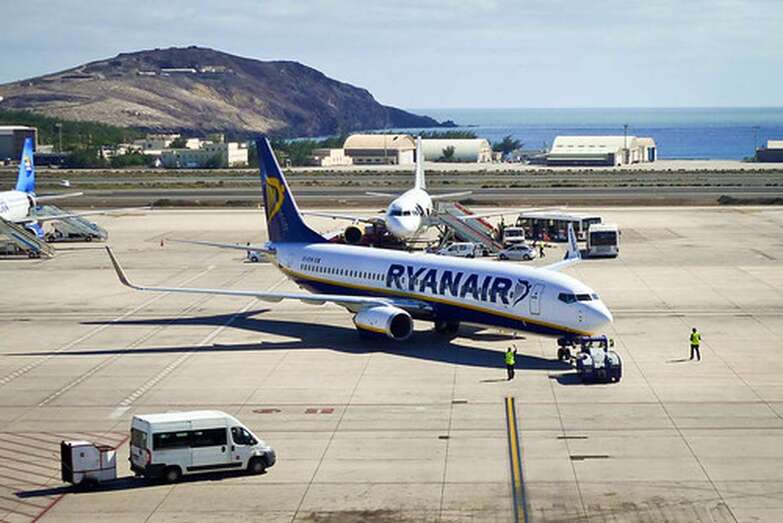Avión de Ryanair en el Aeropuerto de Gran Canaria (Foto TA)