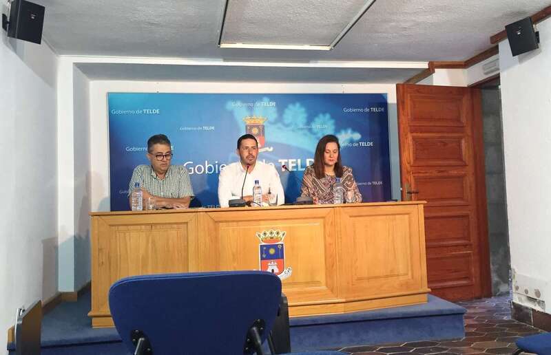 El consejero Juan Díaz (i), el alcalde Héctor Suárez (c) y la concejala Lidia Mejías (d) (Foto TA)