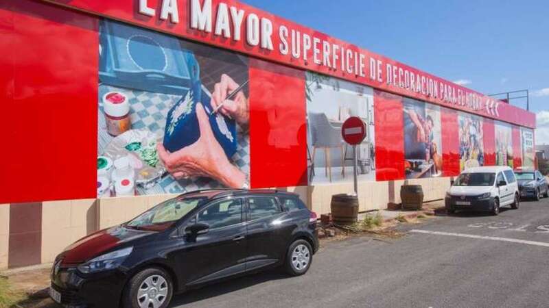 Imagen del inmueble de Cocal que está siendo acondiconado como gran superficie para la venta de productos para el hogar (Foto Borja Suárez)